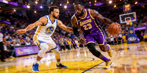 NBA季后赛湖人队与勇士队激烈对抗场景 - 詹姆斯突破库里防守